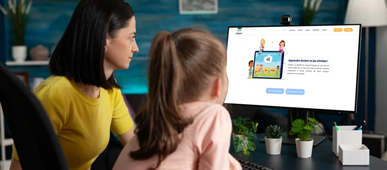 Parent et enfant devant la plateforme Edidact