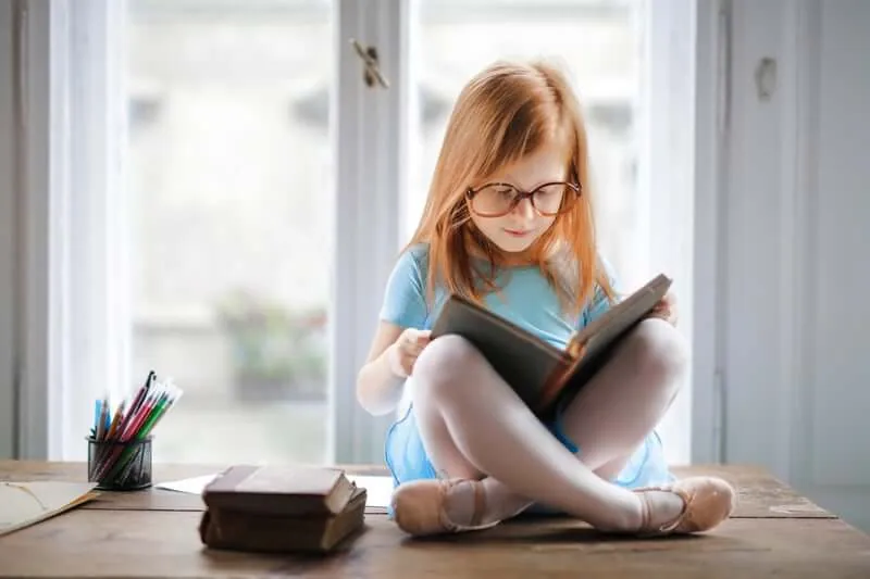 enfant qui prend plaisir à lire